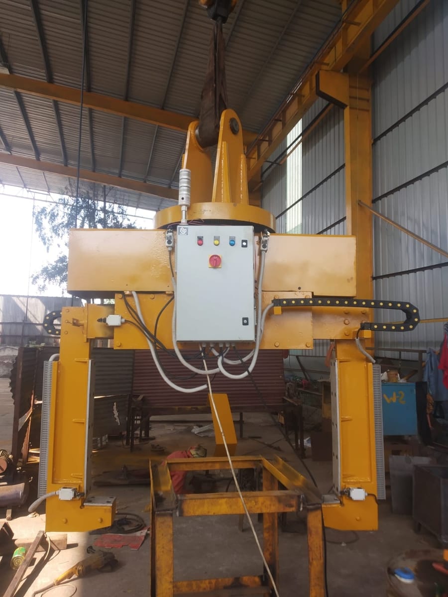 Motorised coil tong — electrically powered jaw actuation for repetitive handling cycles