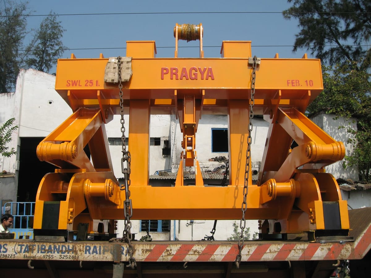 Slab tong showing the automatic adjustment mechanism and gripping pads
