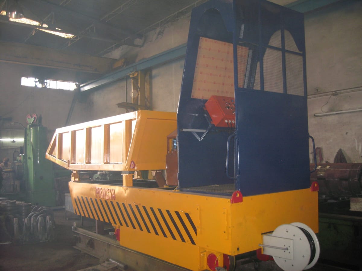 Furnace charging motorised rail transfer trolley